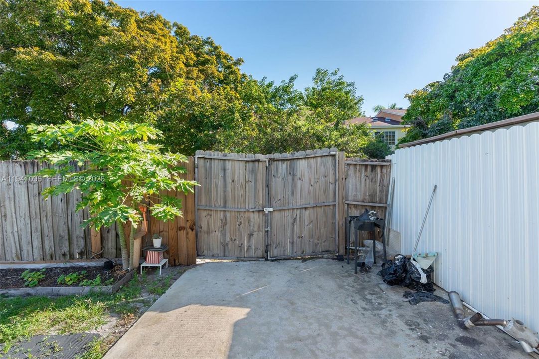 For Rent: $2,100 (2 beds, 1 baths, 800 Square Feet)