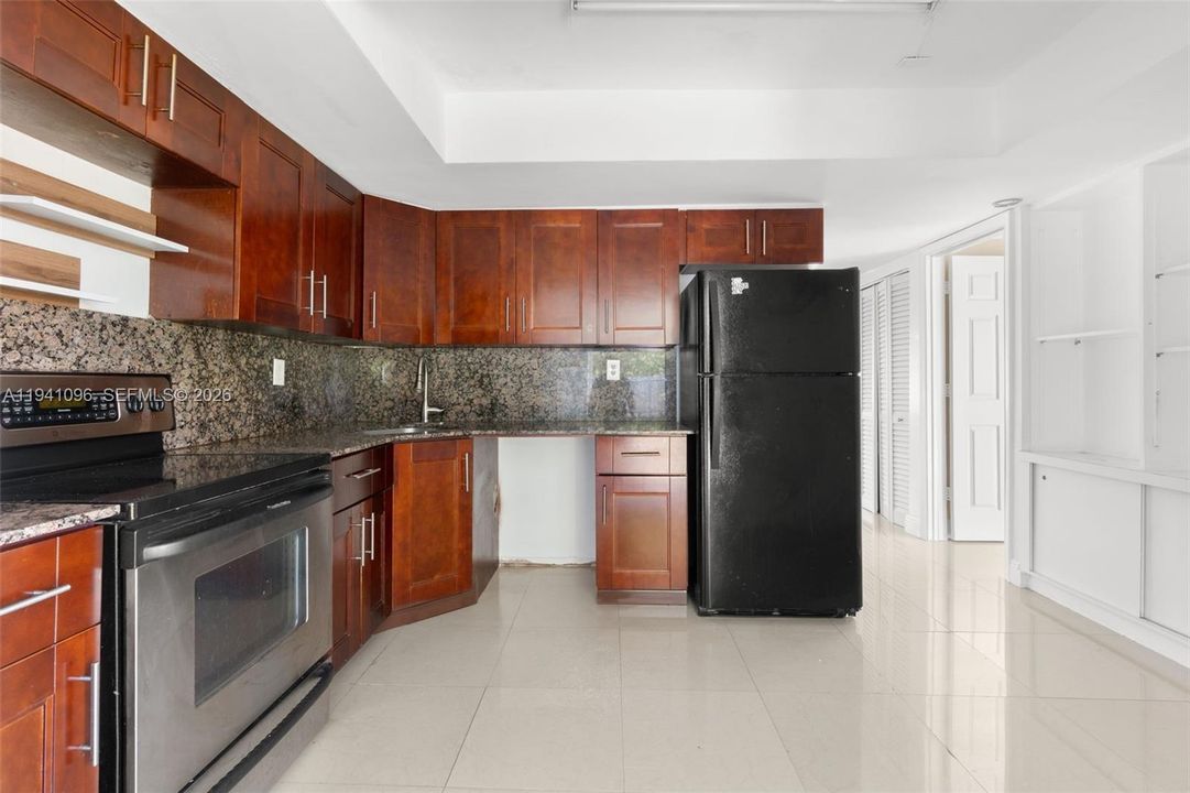 For Rent: $2,100 (2 beds, 1 baths, 800 Square Feet)