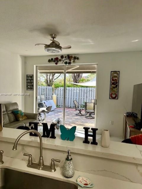 На продажу: $539,900 (3 спален, 2 ванн, 1650 Квадратных фут)