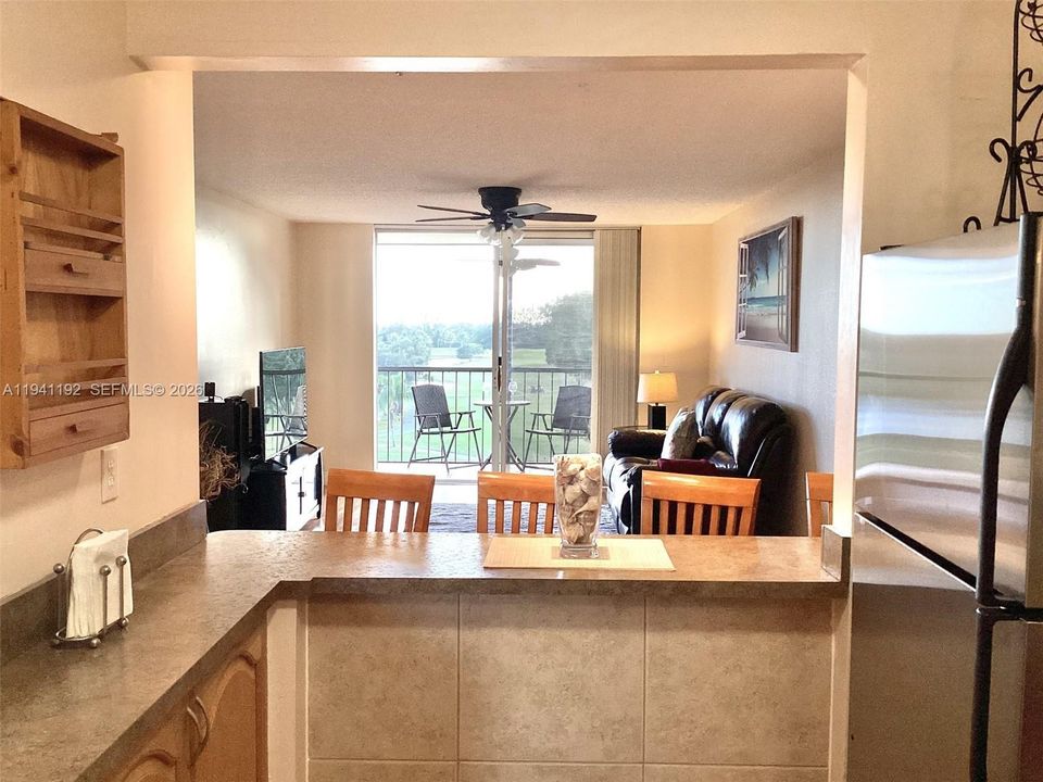 For Sale: $125,999 (1 beds, 1 baths, 800 Square Feet)