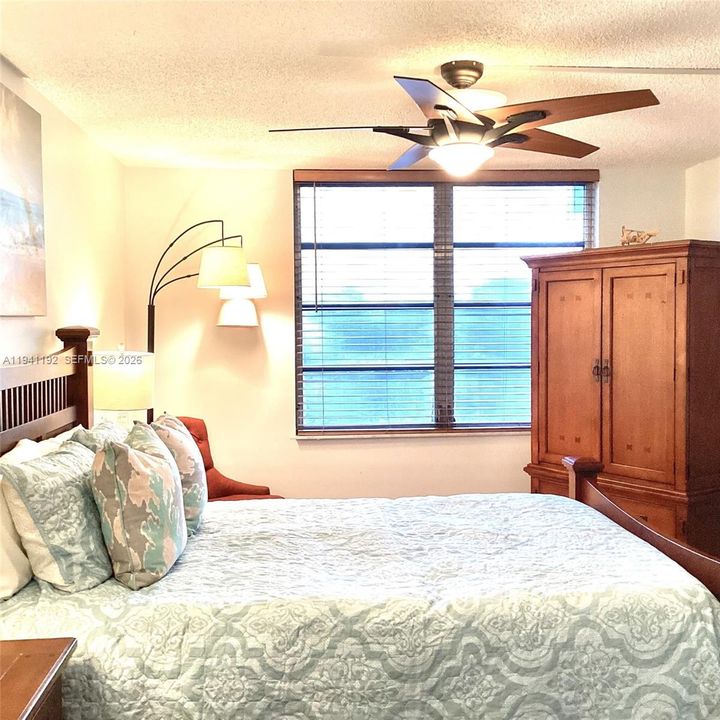 For Sale: $125,999 (1 beds, 1 baths, 800 Square Feet)