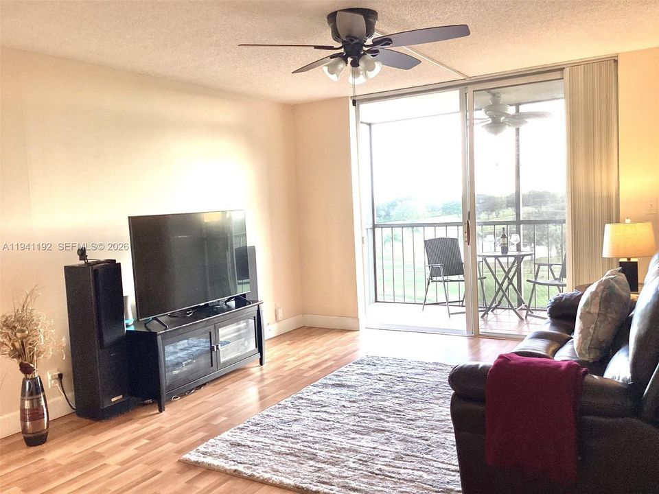 For Sale: $125,999 (1 beds, 1 baths, 800 Square Feet)