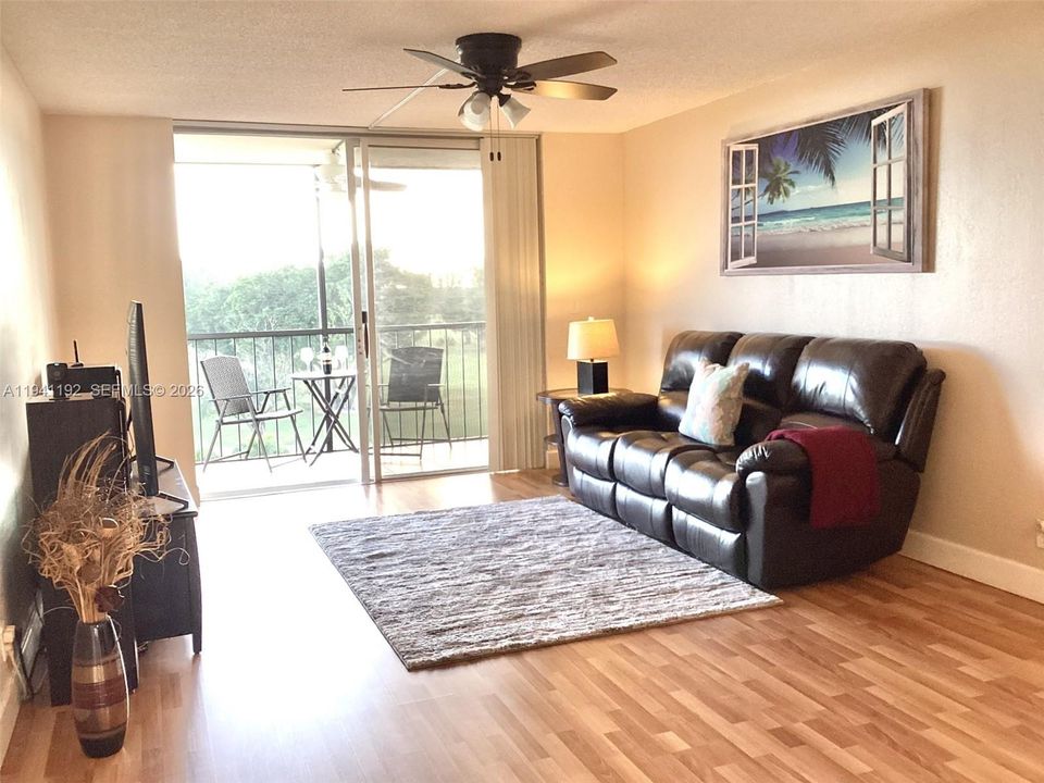 For Sale: $125,999 (1 beds, 1 baths, 800 Square Feet)