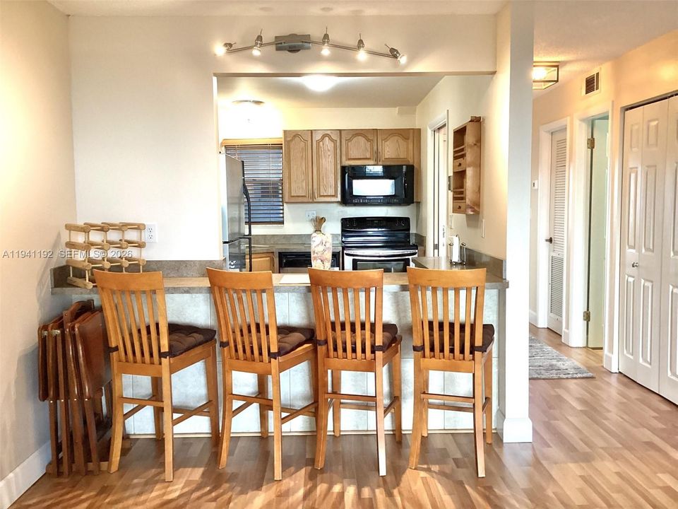 For Sale: $125,999 (1 beds, 1 baths, 800 Square Feet)
