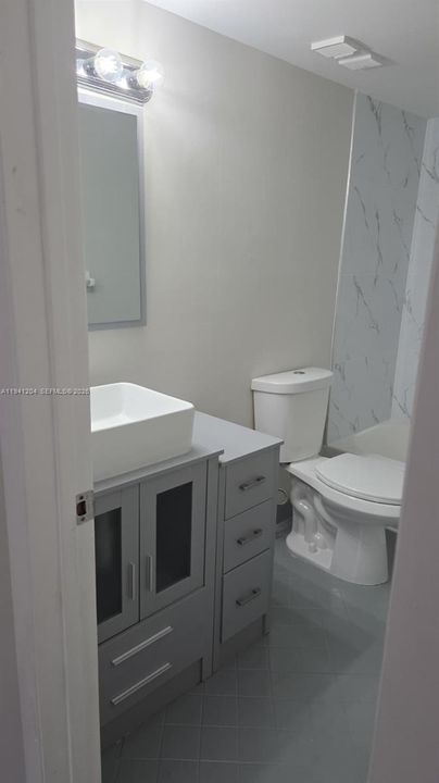 Под контрактом: $175,000 (2 спален, 2 ванн, 880 Квадратных фут)