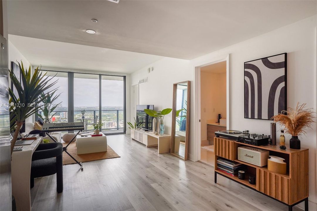 For Sale: $540,000 (1 beds, 1 baths, 612 Square Feet)