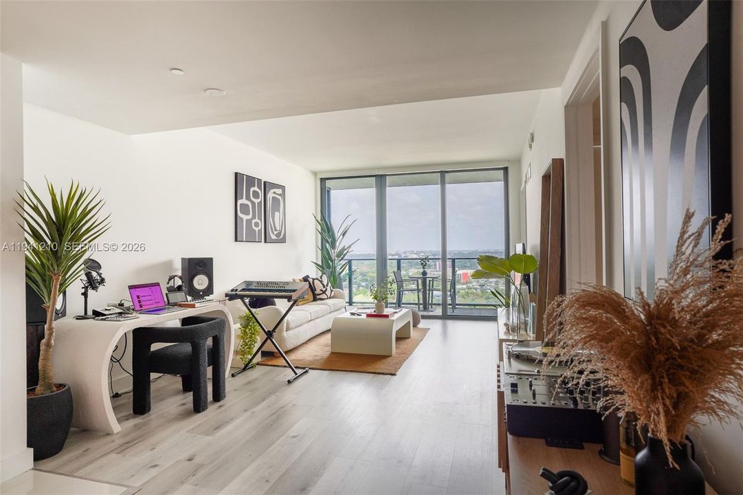 For Sale: $540,000 (1 beds, 1 baths, 612 Square Feet)
