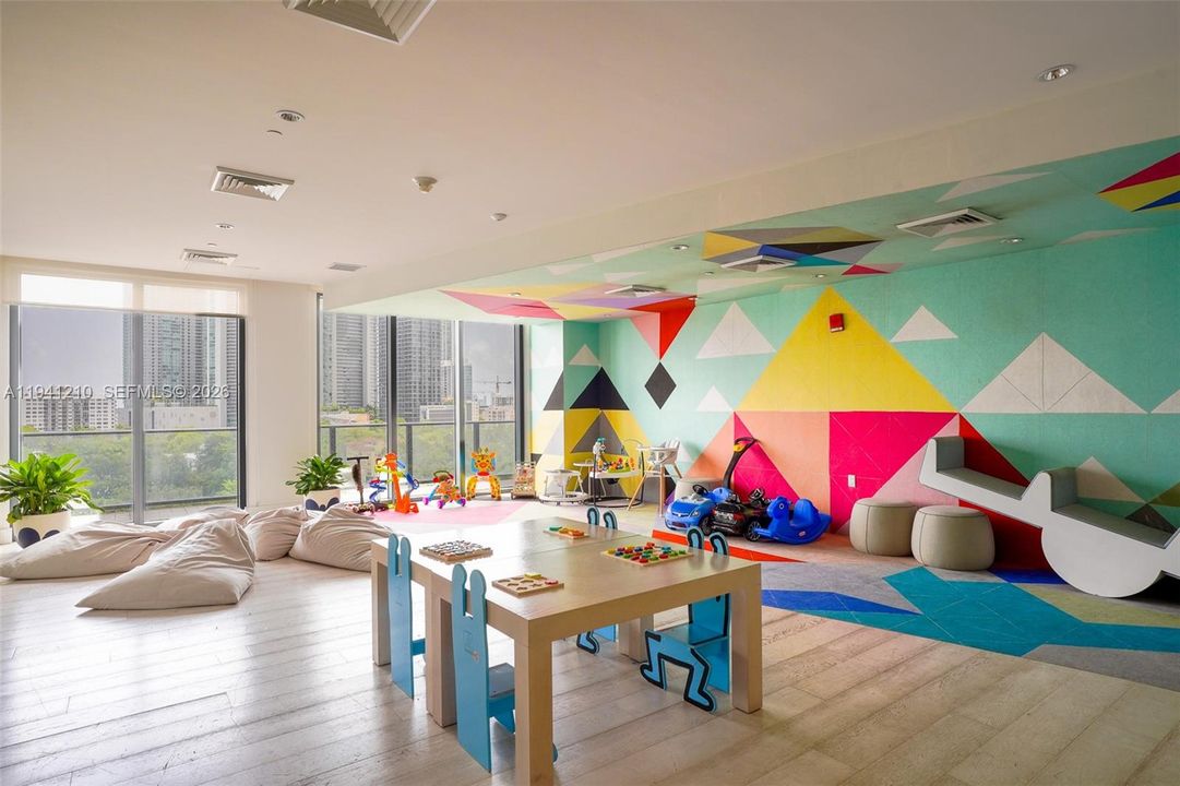 For Sale: $540,000 (1 beds, 1 baths, 612 Square Feet)