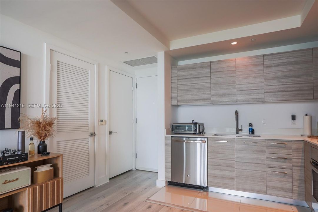 For Sale: $540,000 (1 beds, 1 baths, 612 Square Feet)