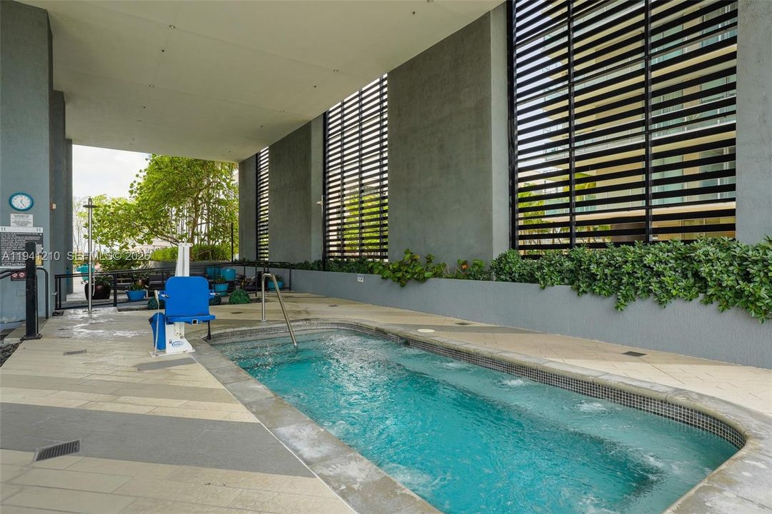 For Sale: $540,000 (1 beds, 1 baths, 612 Square Feet)