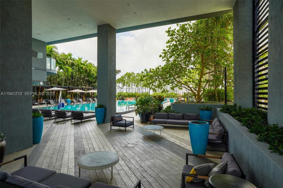 For Sale: $540,000 (1 beds, 1 baths, 612 Square Feet)