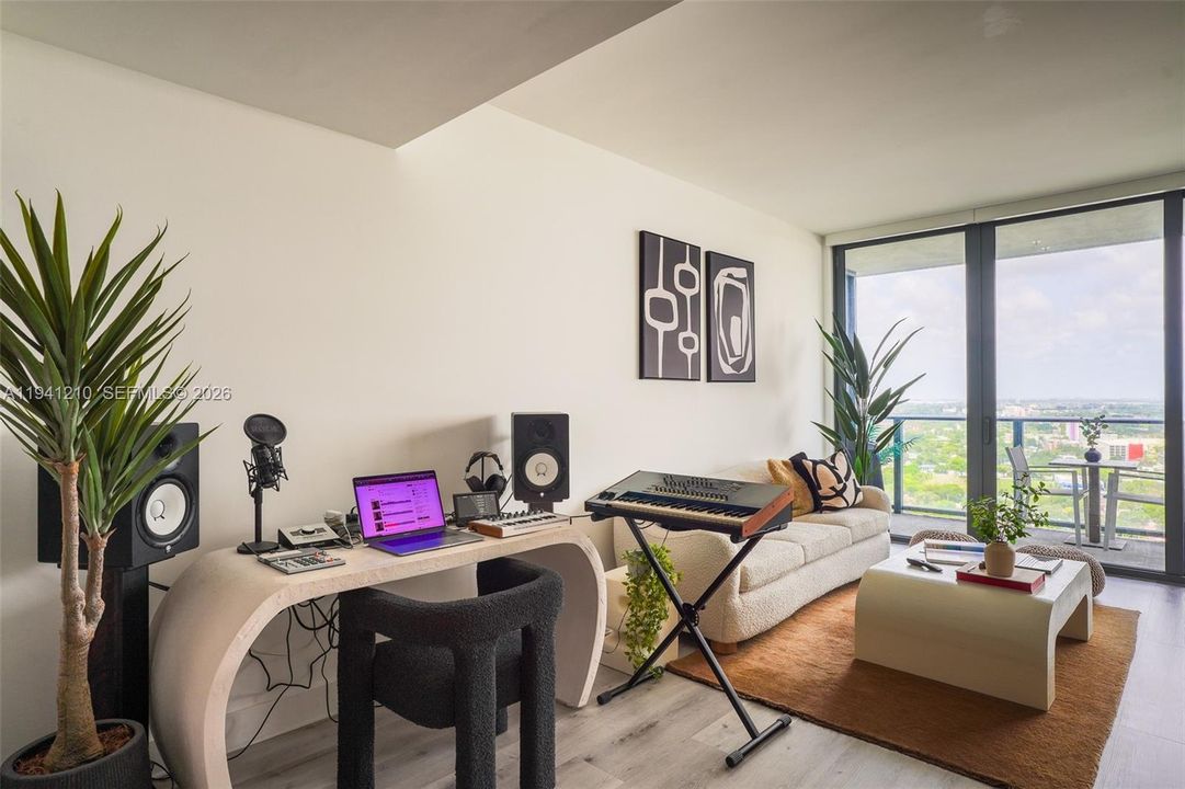 For Sale: $540,000 (1 beds, 1 baths, 612 Square Feet)