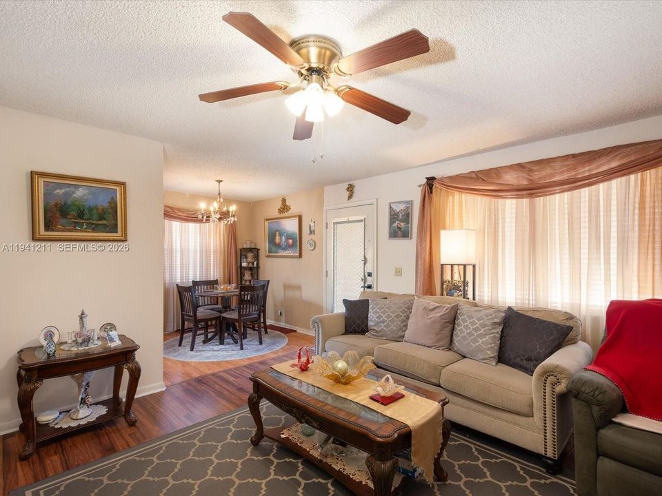 For Sale: $79,900 (2 beds, 2 baths, 910 Square Feet)