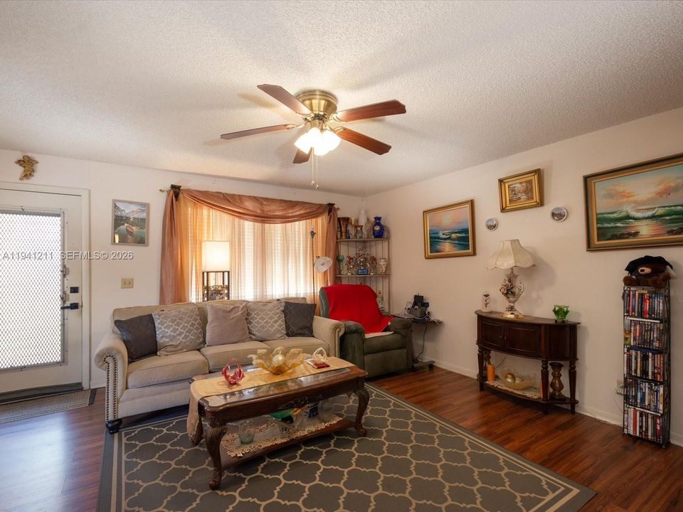 For Sale: $79,900 (2 beds, 2 baths, 910 Square Feet)