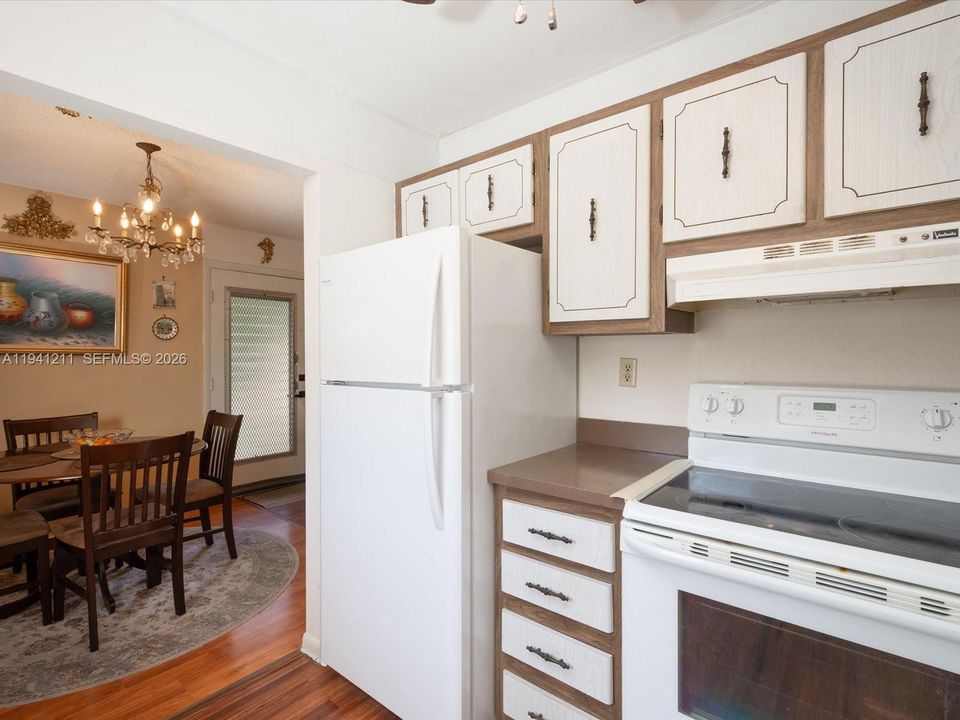 For Sale: $79,900 (2 beds, 2 baths, 910 Square Feet)