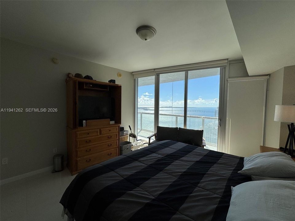 For Sale: $655,000 (1 beds, 1 baths, 984 Square Feet)