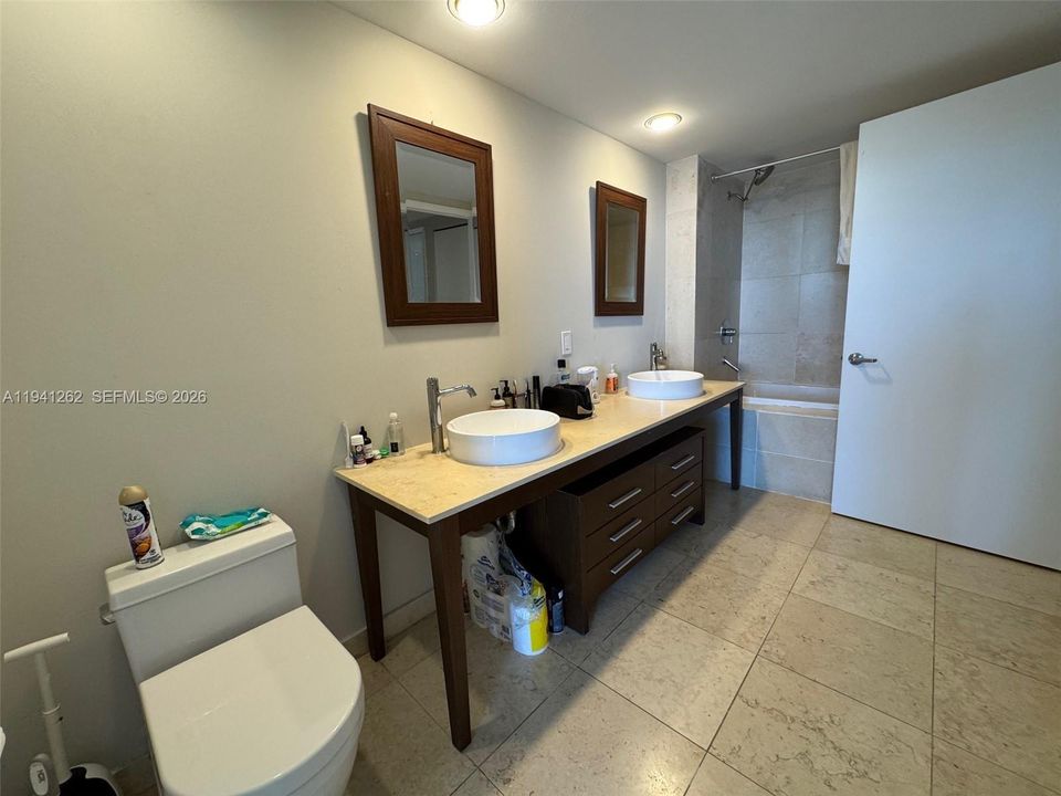 For Sale: $655,000 (1 beds, 1 baths, 984 Square Feet)