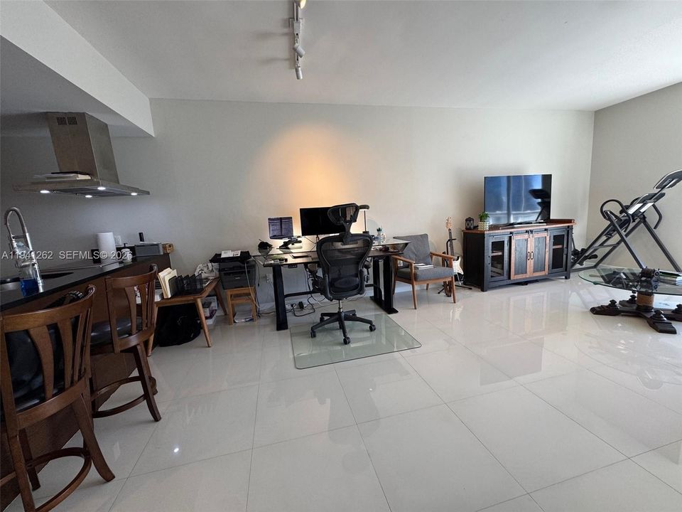 For Sale: $655,000 (1 beds, 1 baths, 984 Square Feet)