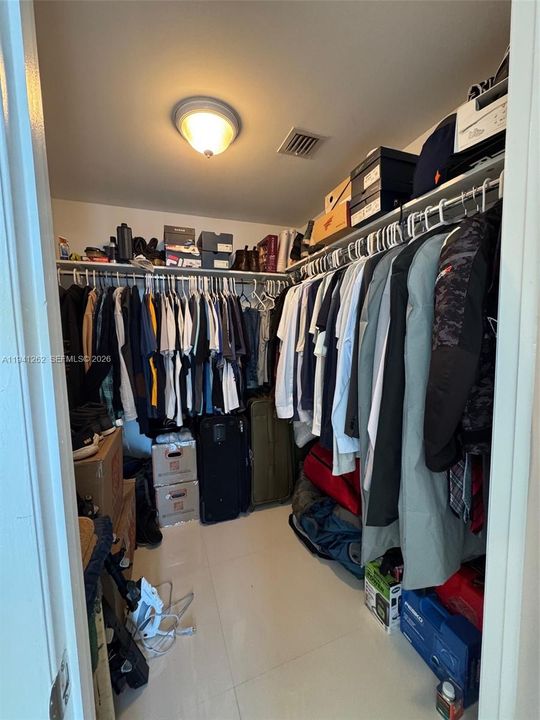 For Sale: $655,000 (1 beds, 1 baths, 984 Square Feet)