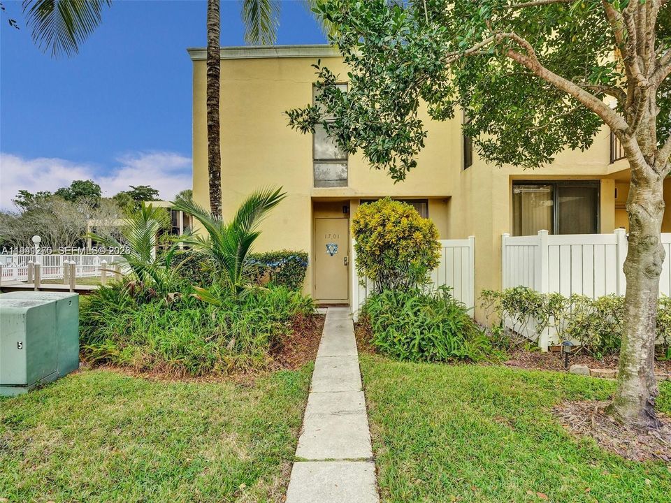 For Sale: $289,000 (3 beds, 2 baths, 1420 Square Feet)