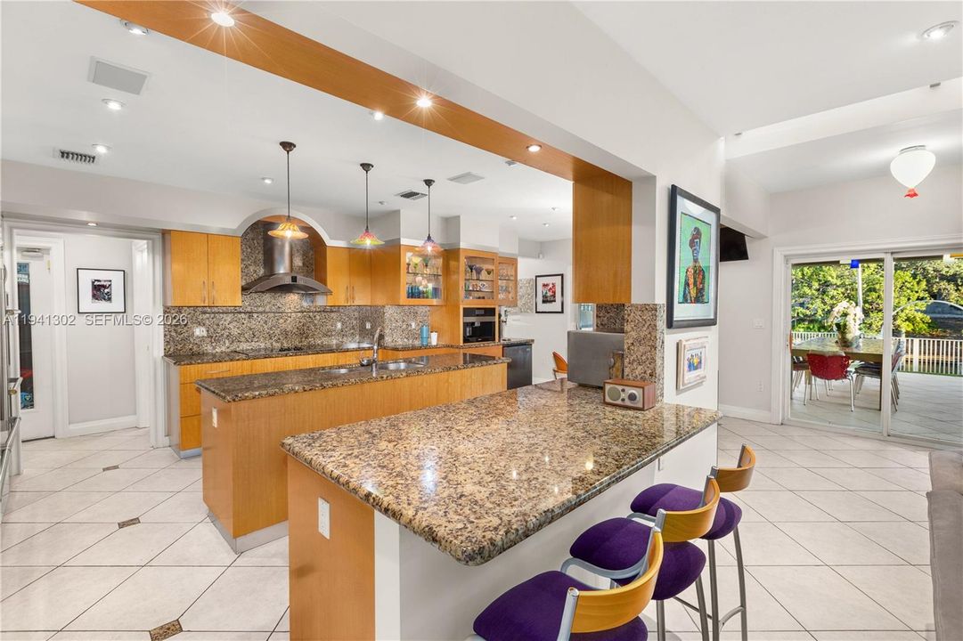 Под контрактом: $6,998,000 (6 спален, 4 ванн, 3950 Квадратных фут)