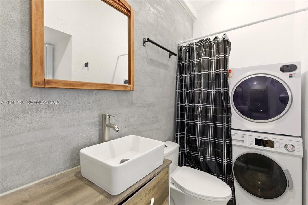 Недавно продано: $349,900 (4 спален, 4 ванн, 2478 Квадратных фут)