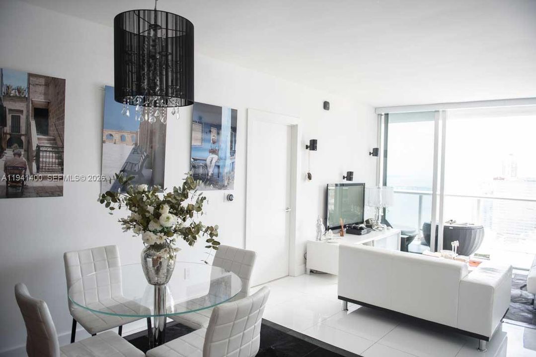 For Sale: $1,075,000 (2 beds, 2 baths, 1450 Square Feet)