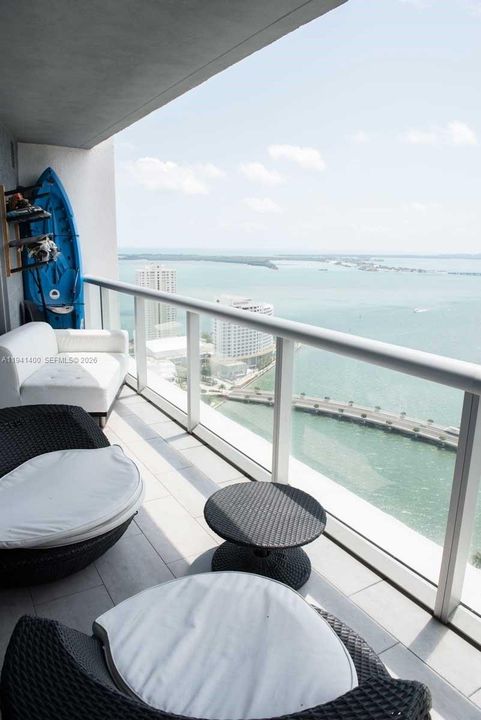 For Sale: $1,075,000 (2 beds, 2 baths, 1450 Square Feet)