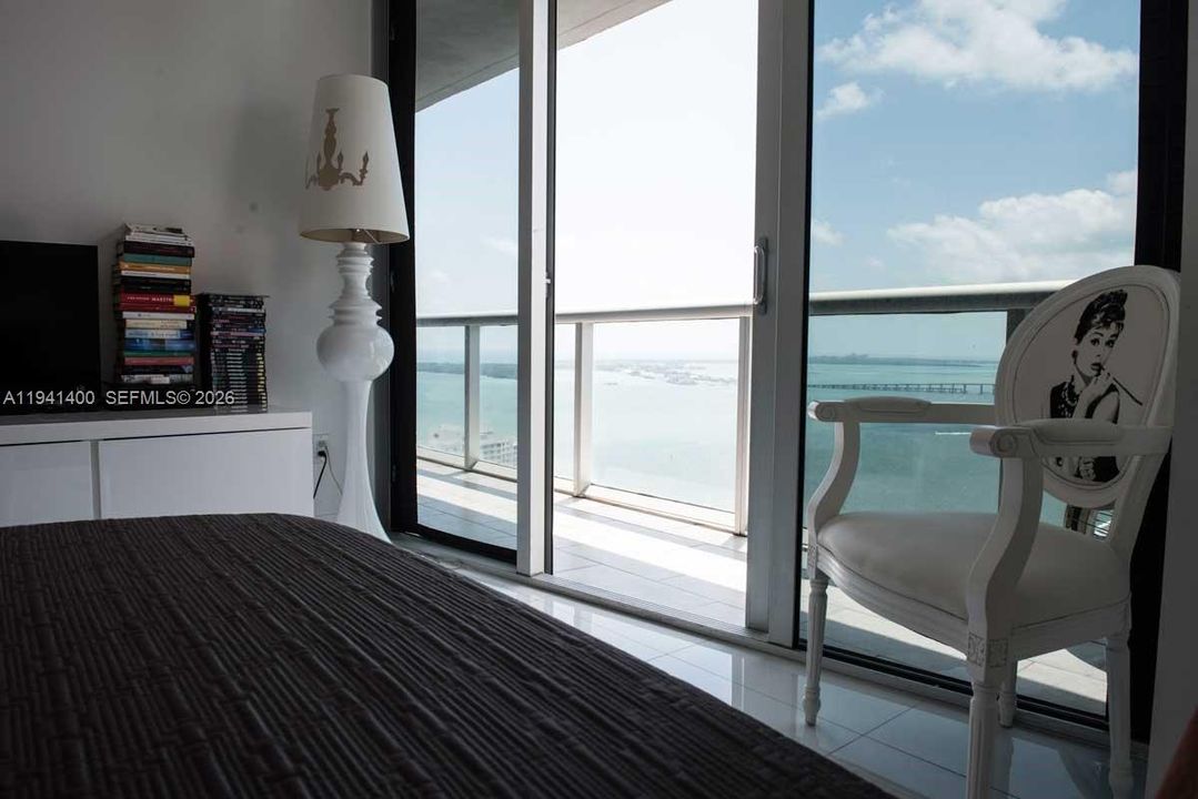 For Sale: $1,075,000 (2 beds, 2 baths, 1450 Square Feet)