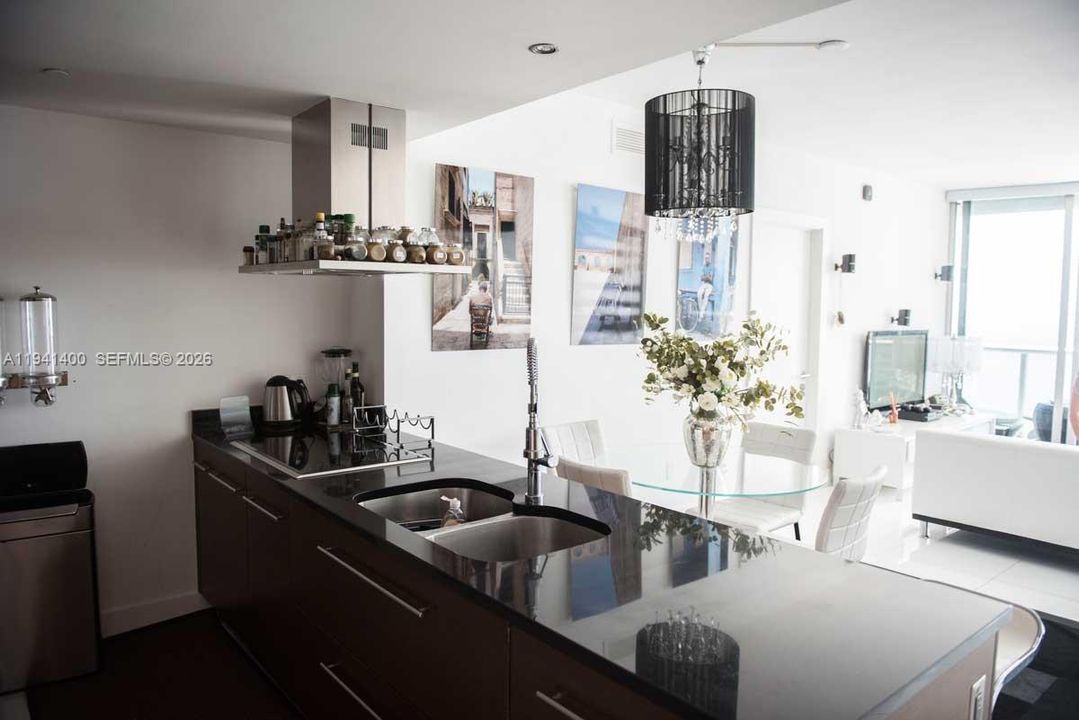 For Sale: $1,075,000 (2 beds, 2 baths, 1450 Square Feet)
