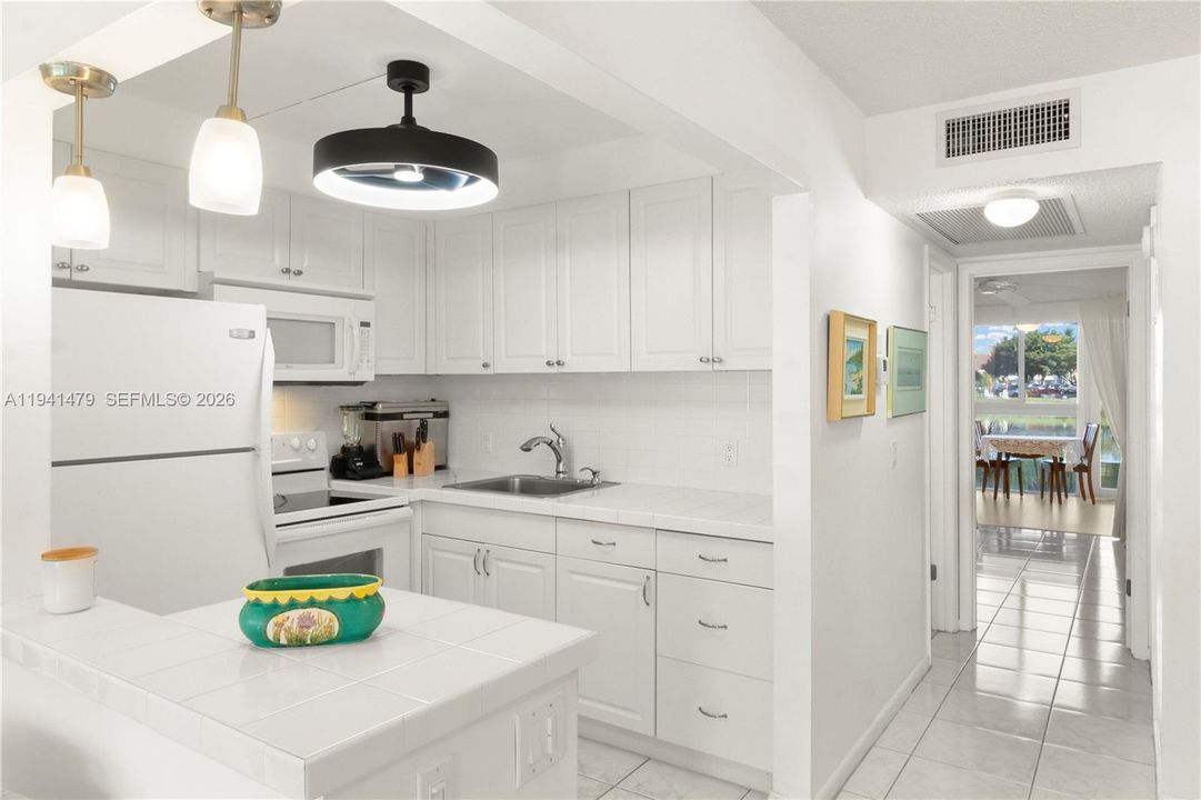 Active With Contract: $2,500 (1 beds, 1 baths, 603 Square Feet)