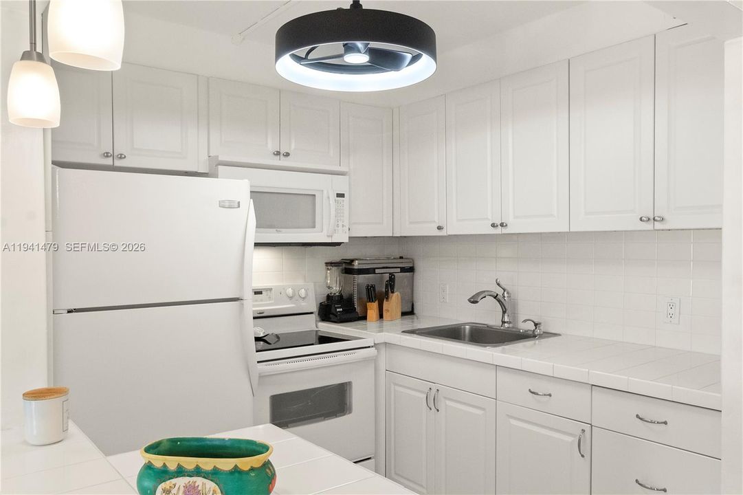 Active With Contract: $2,500 (1 beds, 1 baths, 603 Square Feet)