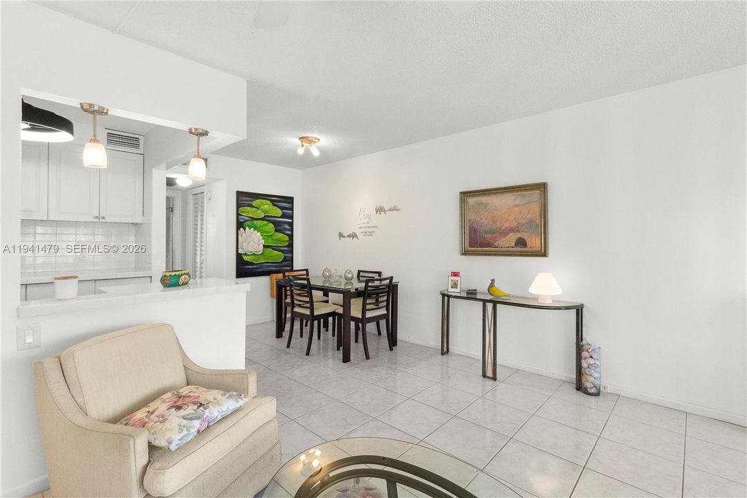 Active With Contract: $2,500 (1 beds, 1 baths, 603 Square Feet)