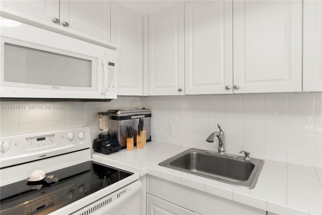Active With Contract: $2,500 (1 beds, 1 baths, 603 Square Feet)