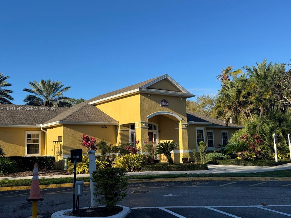 Active With Contract: $1,350 (1 beds, 1 baths, 716 Square Feet)
