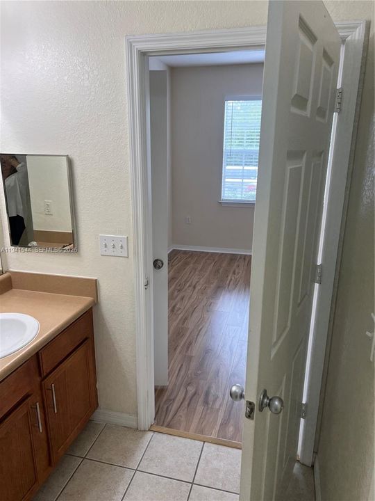 Active With Contract: $1,350 (1 beds, 1 baths, 716 Square Feet)