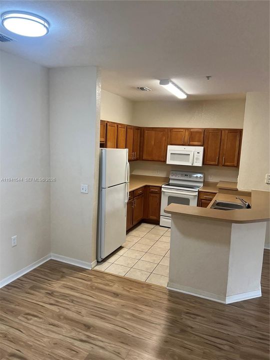 Active With Contract: $1,350 (1 beds, 1 baths, 716 Square Feet)
