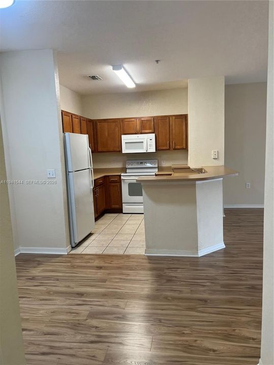 Active With Contract: $1,350 (1 beds, 1 baths, 716 Square Feet)