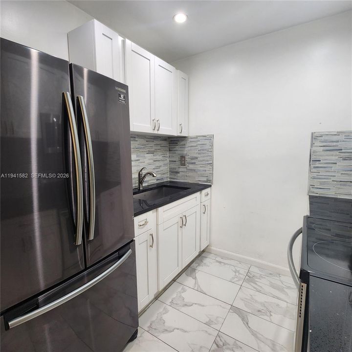 На продажу: $195,000 (1 спален, 1 ванн, 700 Квадратных фут)