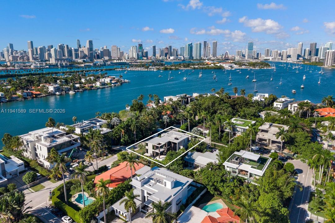 Недавно продано: $10,300,000 (6 спален, 6 ванн, 4286 Квадратных фут)