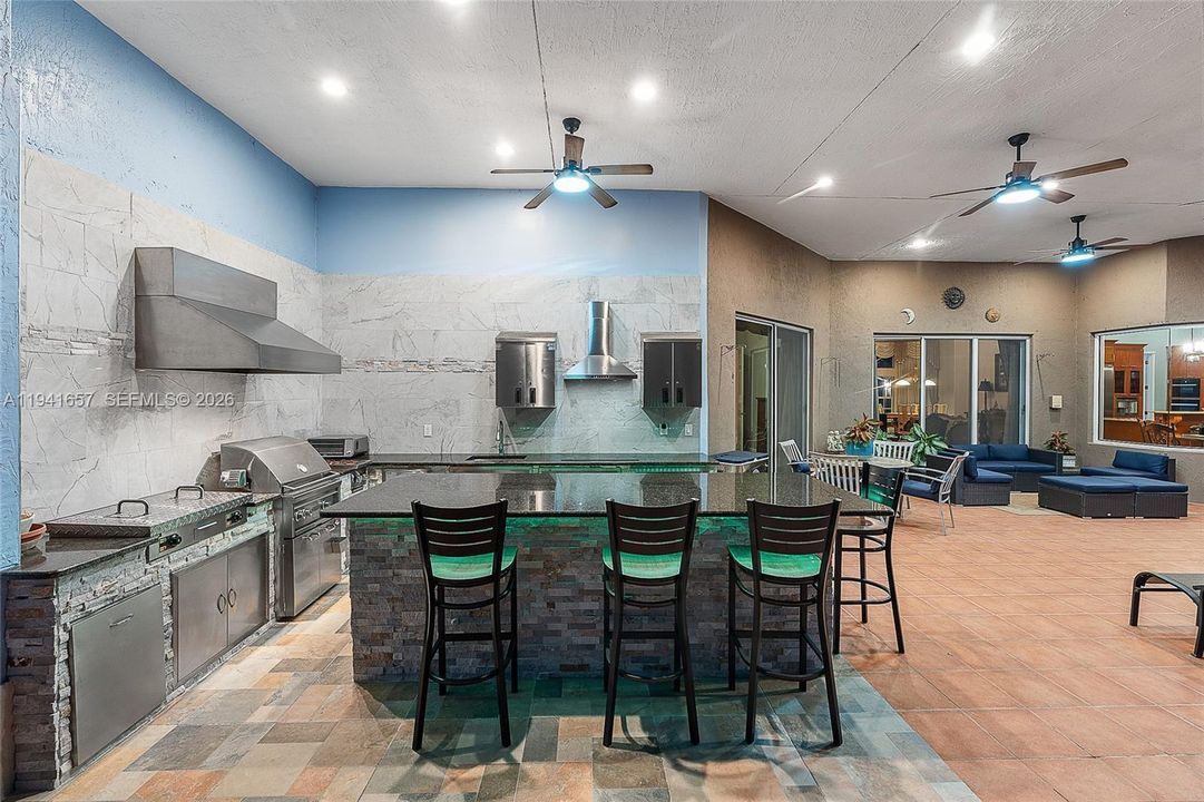 En Venta: $1,250,000 (4 camas, 3 baños, 3477 Pies cuadrados)