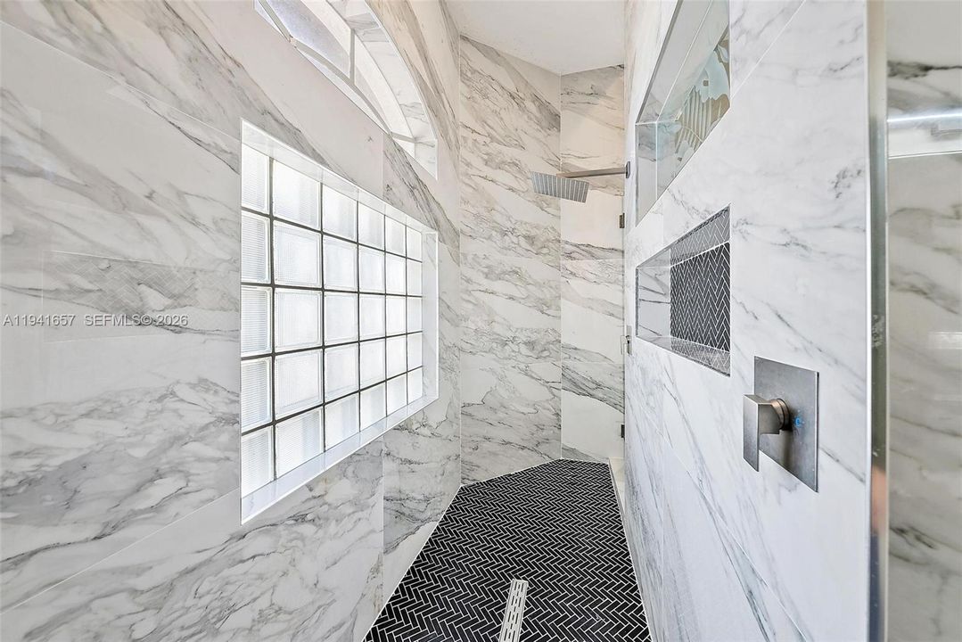 En Venta: $1,250,000 (4 camas, 3 baños, 3477 Pies cuadrados)