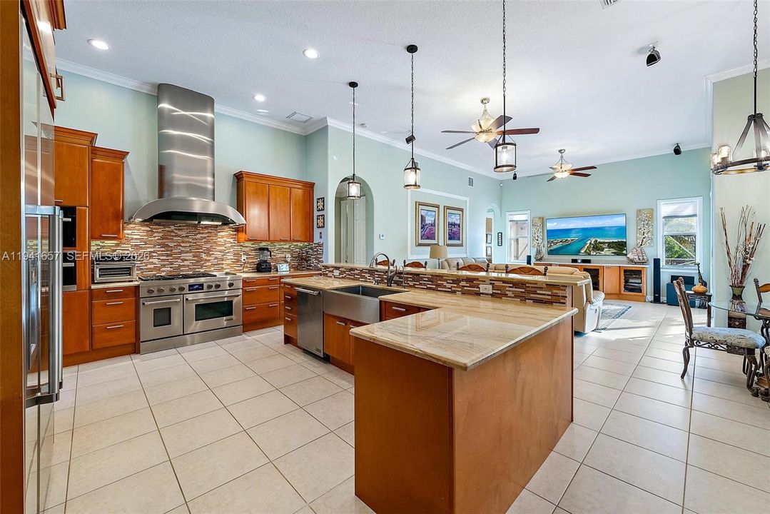 En Venta: $1,250,000 (4 camas, 3 baños, 3477 Pies cuadrados)