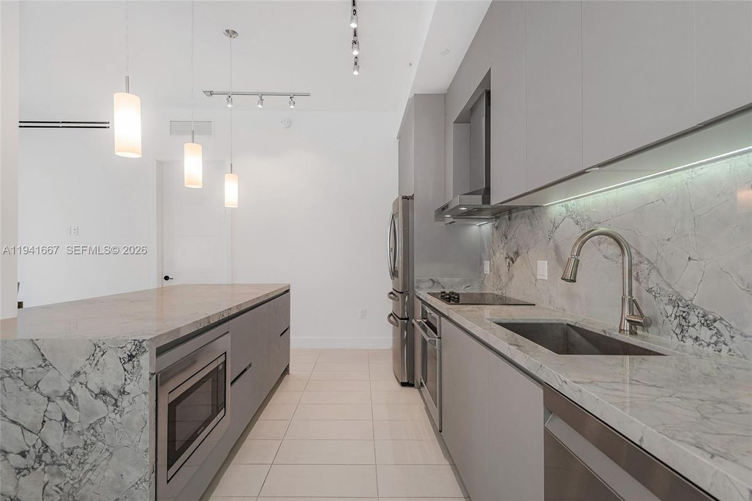 For Sale: $1,325,000 (2 beds, 2 baths, 1476 Square Feet)