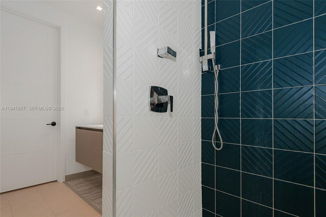 For Sale: $1,325,000 (2 beds, 2 baths, 1476 Square Feet)