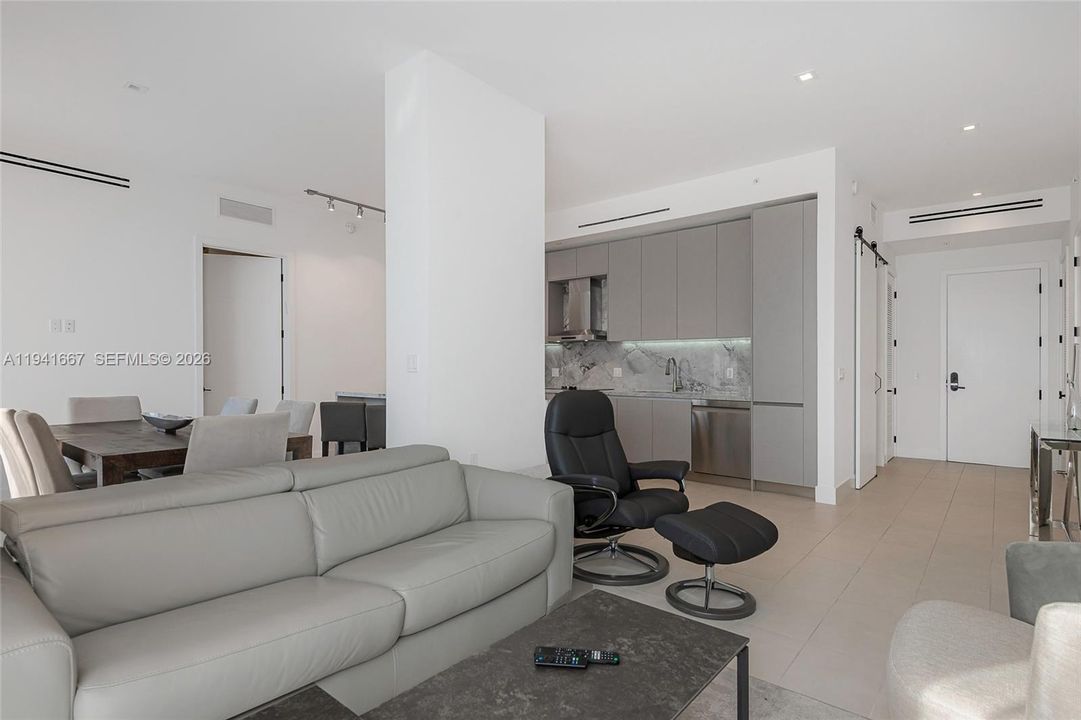 For Sale: $1,325,000 (2 beds, 2 baths, 1476 Square Feet)