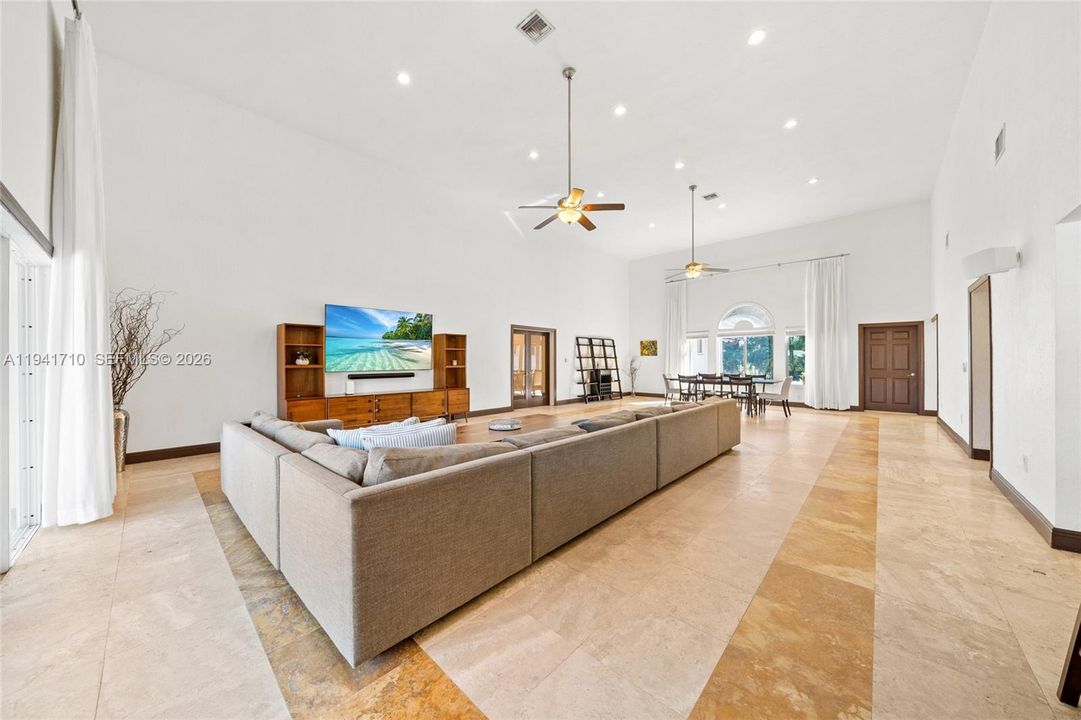 Недавно продано: $1,799,950 (5 спален, 4 ванн, 4710 Квадратных фут)