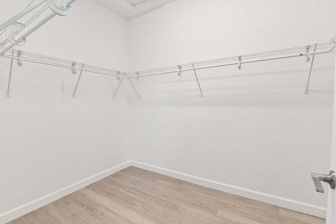39 Closet 01