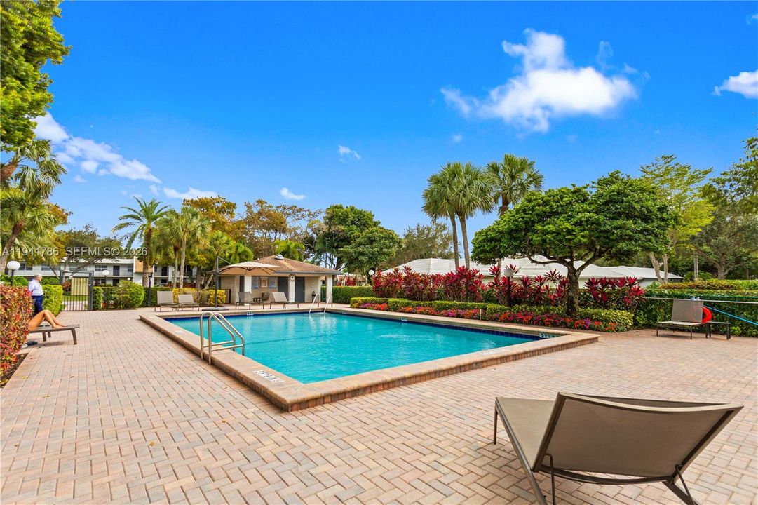 Под контрактом: $219,900 (3 спален, 2 ванн, 1500 Квадратных фут)