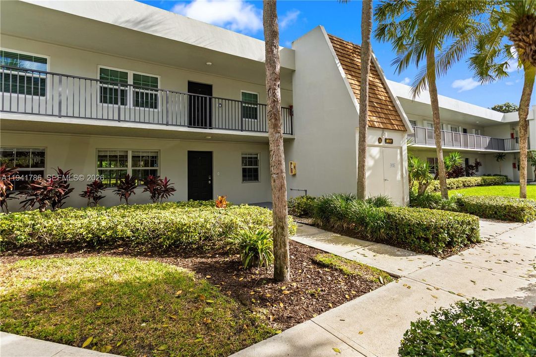 Под контрактом: $219,900 (3 спален, 2 ванн, 1500 Квадратных фут)